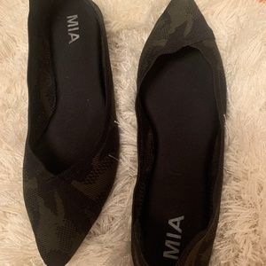 Mia camo flats